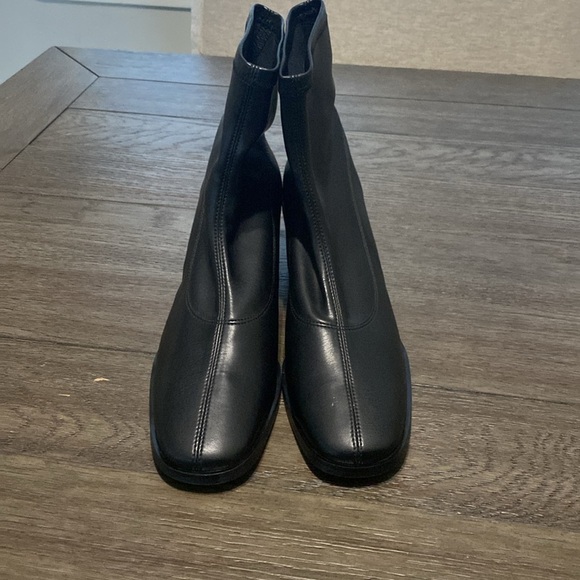 NOVACAS Talia Stretch Vegan Leather Bootie In Black | Size 41/10 - Picture 5 of 15